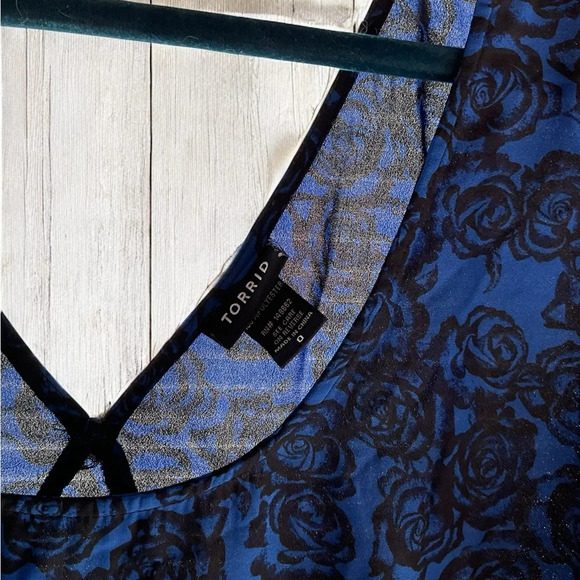 Torrid Floral Blouse - Size 0X - Picture 3 of 9